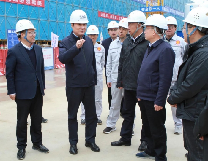 省人大常委會(huì)副主任、省...